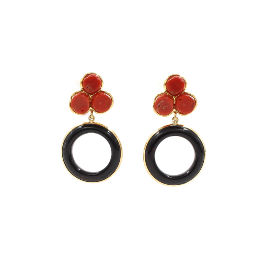 Orecchini in Argento 925‰ con elementi di corallo e anello in agata nera – Dorato