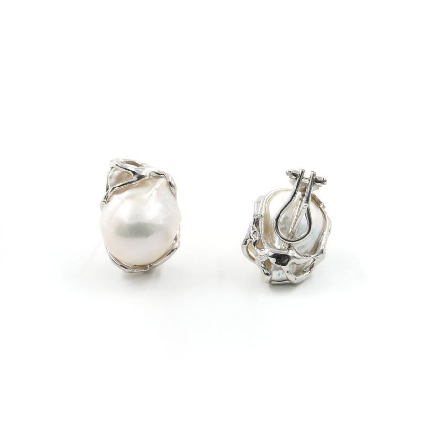 Coppia di orecchini in argento 925‰ perla barocca – Platinato
