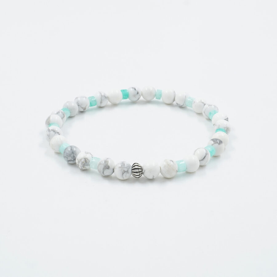 Bracciale elastico con diaspro verde, howlite, elemento in argento 925