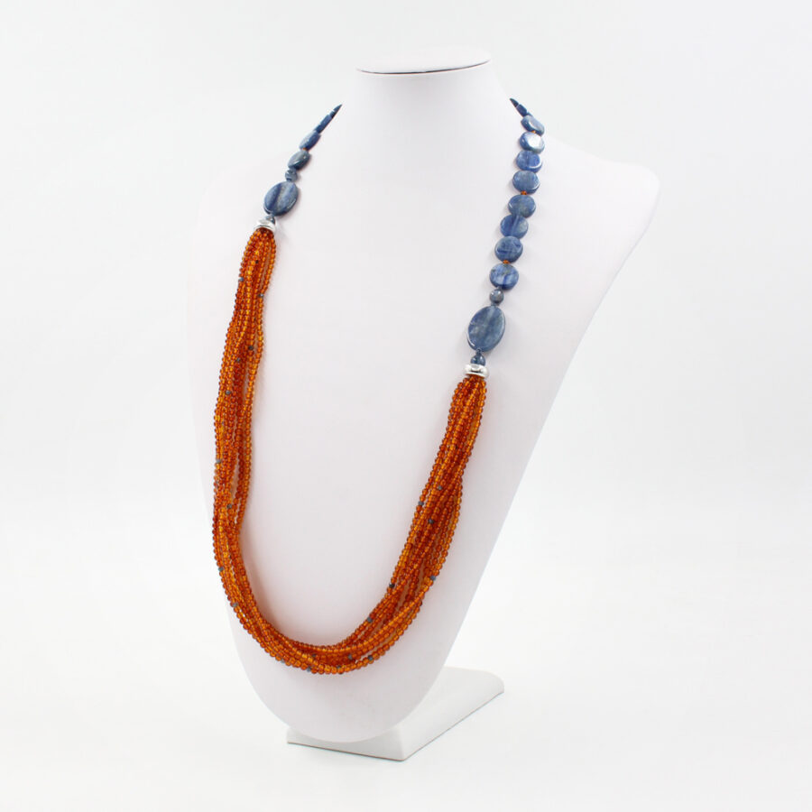 Collana Multifilo asimmetrica con cianite, ambra, zaffiri e elementi e chiusura in argento 925‰