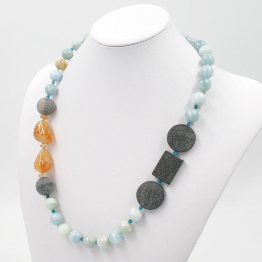 Collana di acquamarina con quarzo citrino, apatite ed elementi e chiusura in corno di bufalo