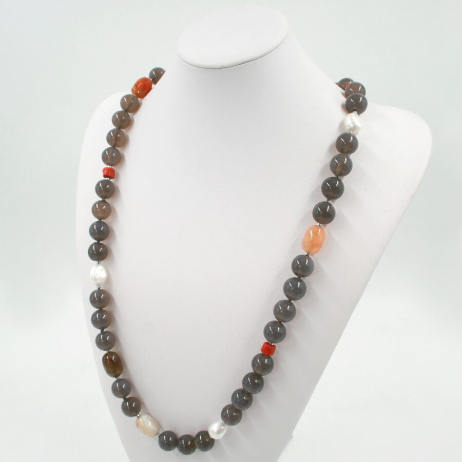 Collana con agata grigia e botswana, perle, corallo ed ematite e chiusura in argento 925‰