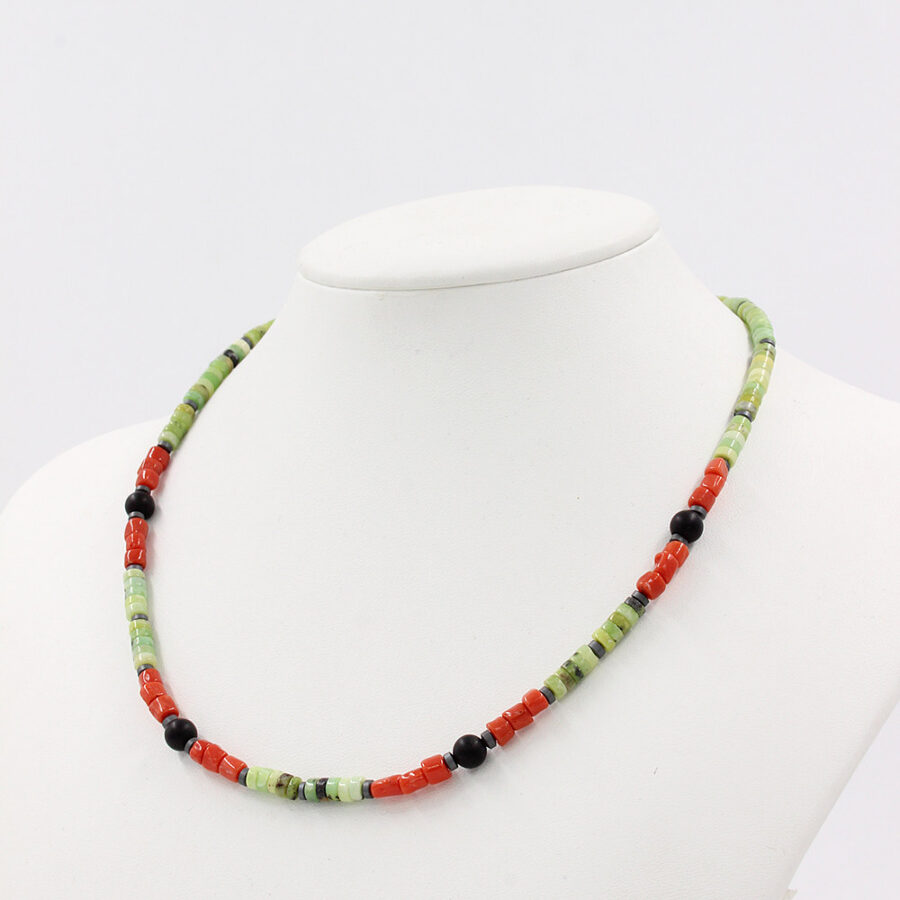 Collana con crisopasio, corallo, ematite e chiusura in argento 925‰