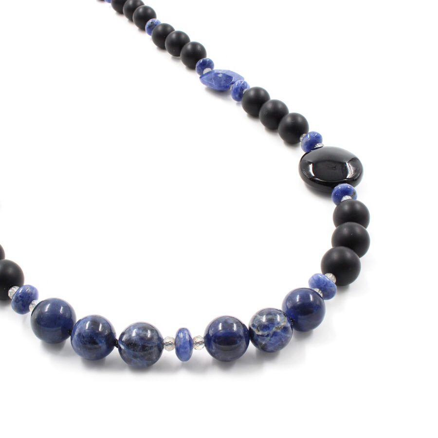 Collana con agata nera satinata, elementi in sodalite e labradorite e chiusura in argento 925‰