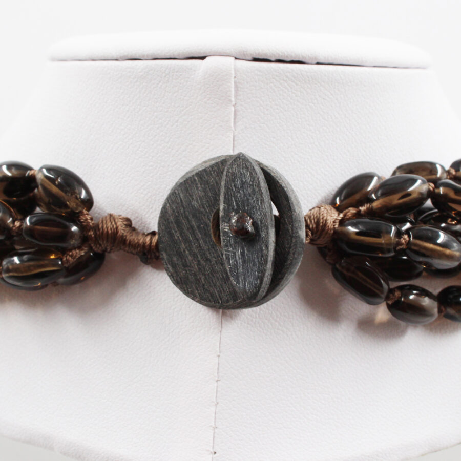 Collana Multifilo a torchon con quarzo fumè, elementi in argento e chiusura in corno - immagine 3