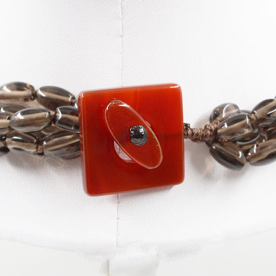 Collana Multifilo a torchon con quarzo fumè, gocce di agata rossa e cristallo di rocca e chiusura in agata rossa - immagine 3