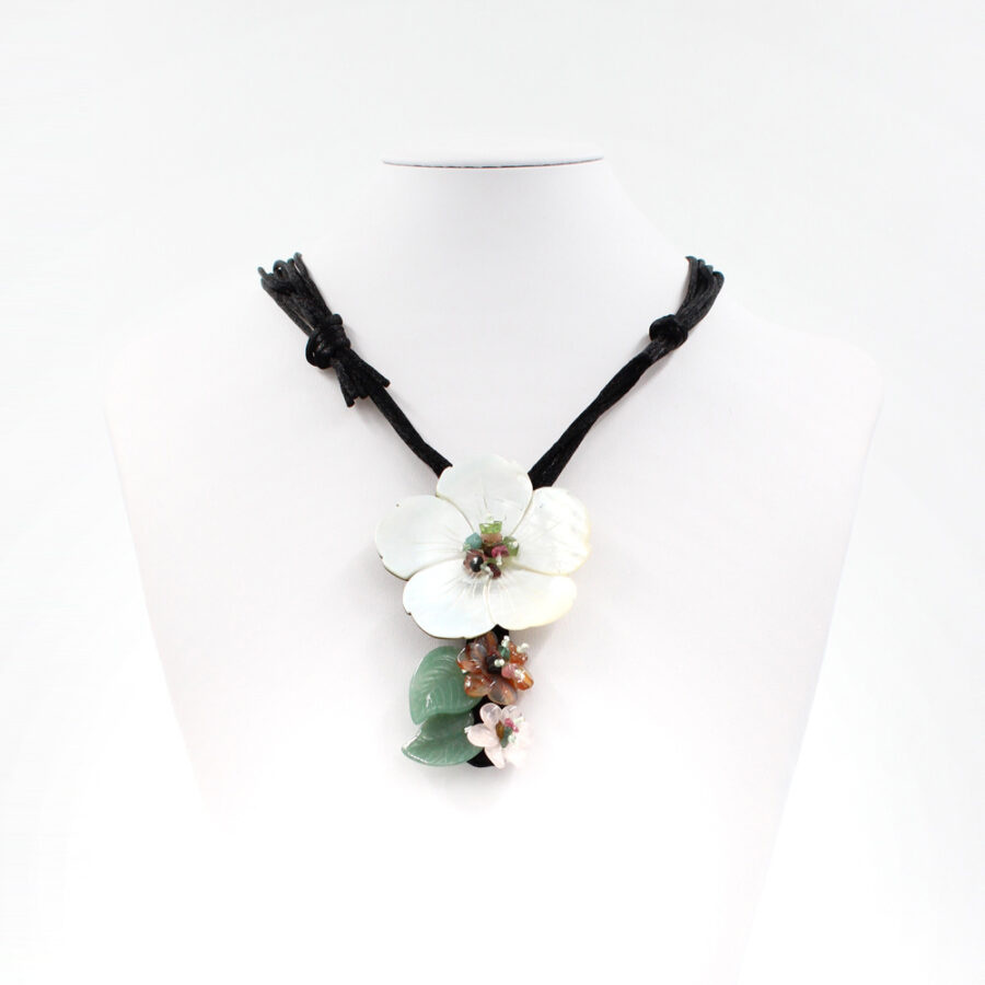 Collana laccio di cotone con fiore di madreperla inciso e pietre dure colorate - immagine 2