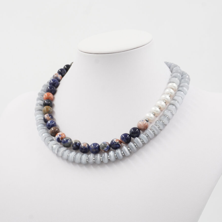 Collana con occhio di gatto grigio, ematite, sodalite arancio, perla e chiusura in argento 925 – Rodiato - immagine 2