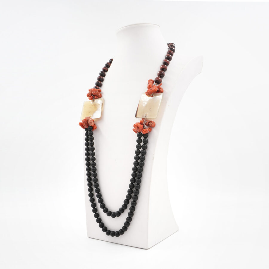 Collana Multifilo con agata nera satinata, occhio di tigre rosso, corallo ed elementi di corno