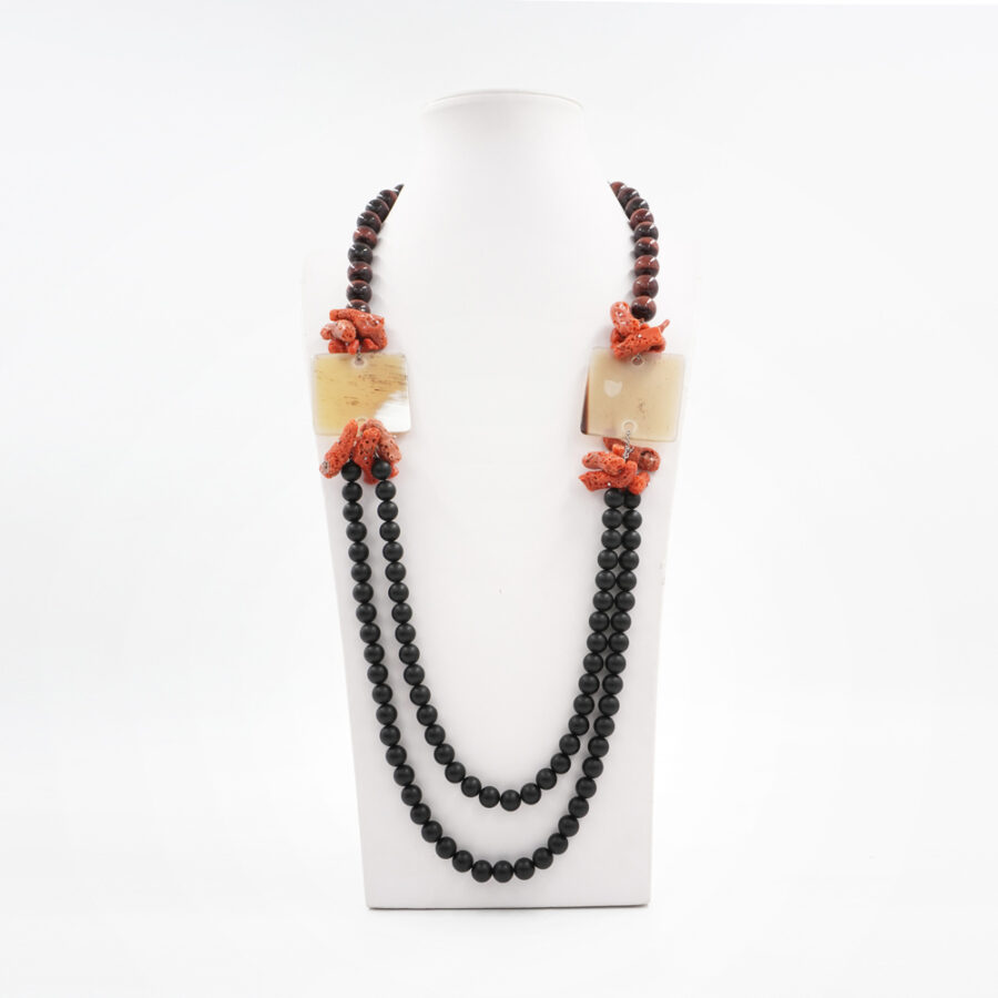 Collana Multifilo con agata nera satinata, occhio di tigre rosso, corallo ed elementi di corno - immagine 2