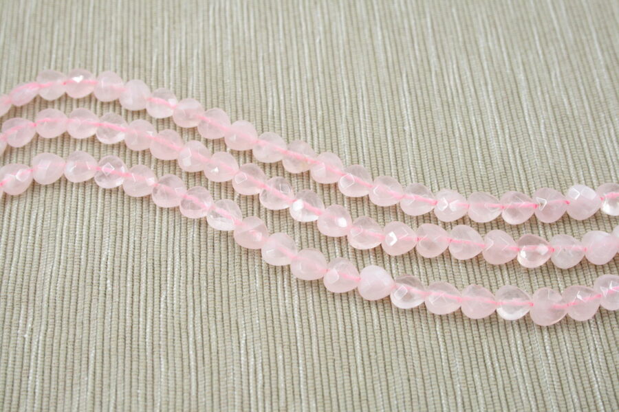 Quarzo rosa fili cuori sfaccettati 8mm