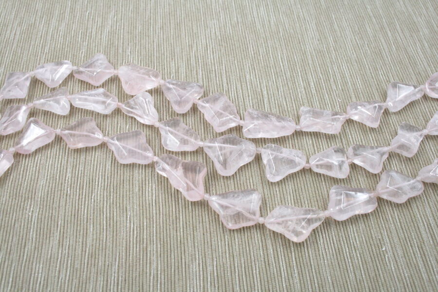 Quarzo rosa fili free form sfaccettate