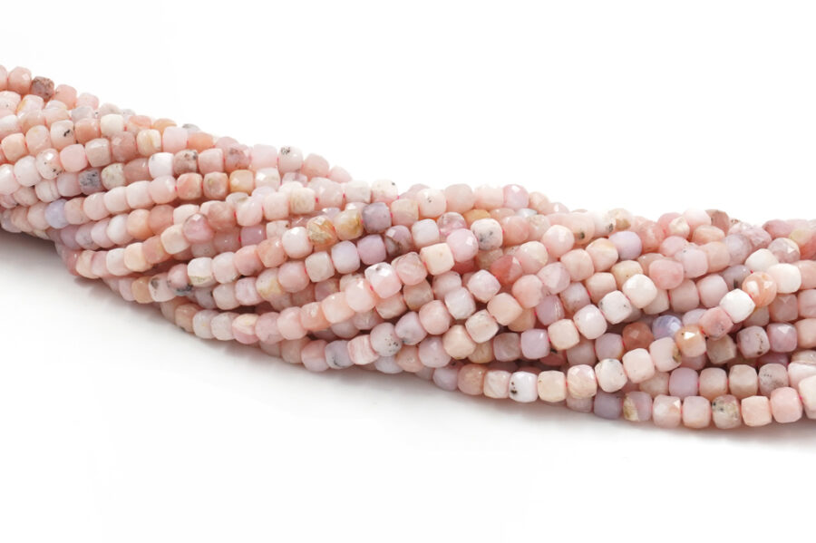 Opale Rosa fili cubi sfaccettati 4mm