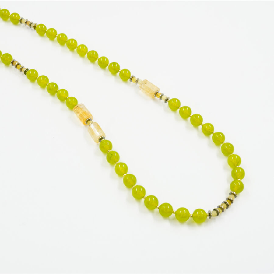 Collana con giada verde tinta, citrino, opale giallo, ematite, chiusura in argento 925 – Dorato