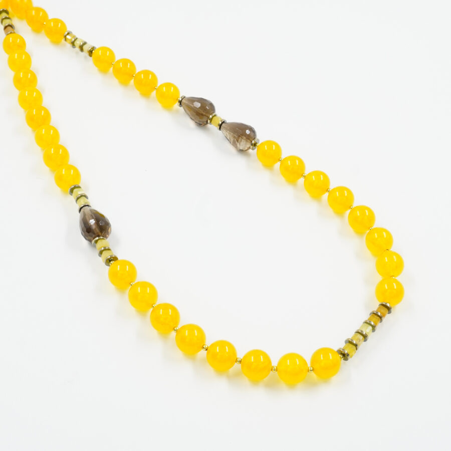 Collana con giada gialla tinta, opale giallo, quarzo fumè, ematite, chiusura in argento 925 – Dorato