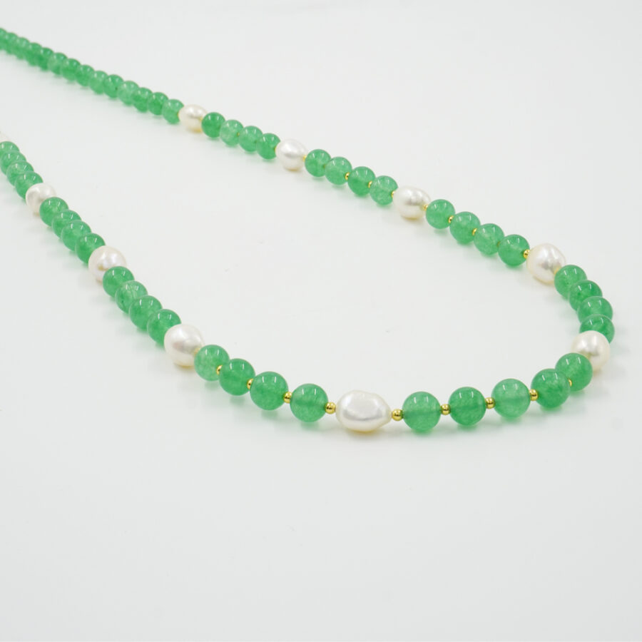 Collana con giada verde tinta, perla, ematite, chiusura in argento 925 – Dorato