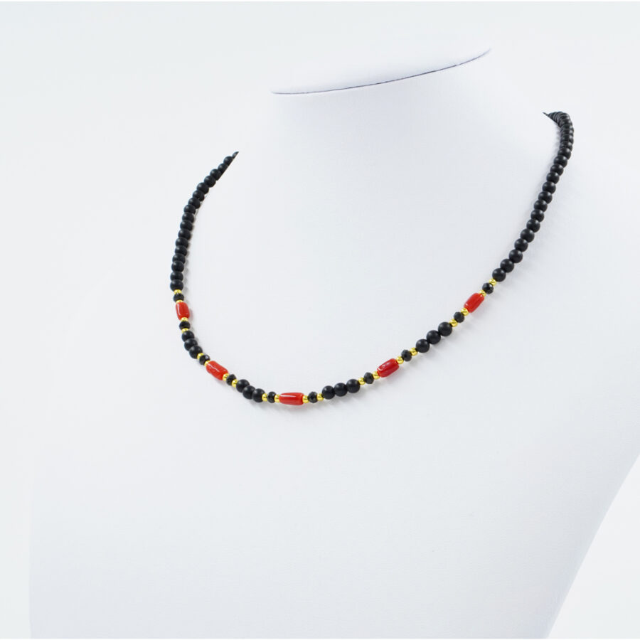 Collana con agata nera, corallo, spinello, ematite, chiusura in argento 925 – Dorato