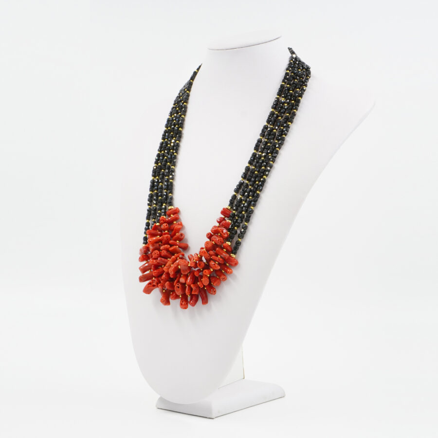 Collana Multifilo con spinello nero, corallo, ematite, chiusura in argento 925 – Dorato