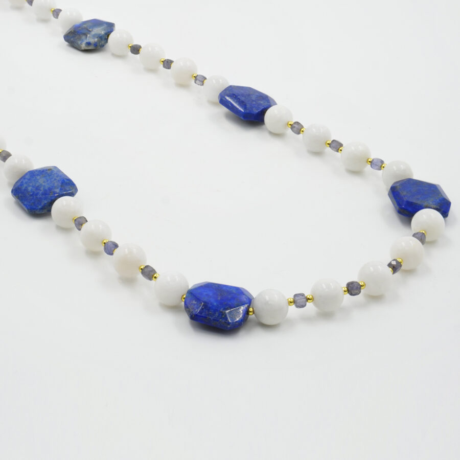 Collana con pietra di Luna bianca, iolite, lapis, ematite, chiusura in argento 925 – Dorato