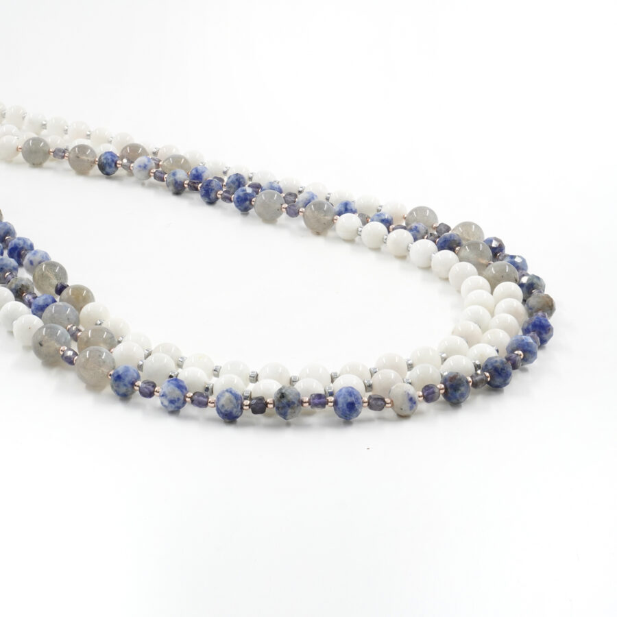 Collana Multifilo con pietra di luna bianca, labradorite, iolite, sodalite, ematite, chiusura in argento 925 – Rodiato