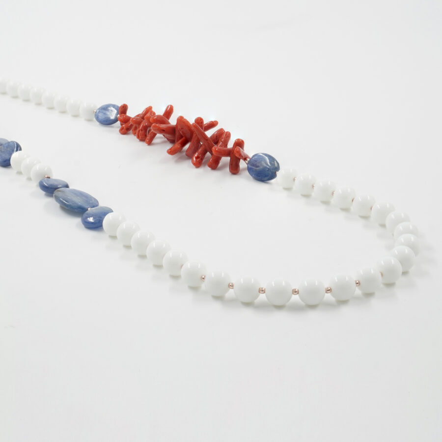 Collana con agata bianca, corallo, cianite, ematite, chiusura in argento 925 – Dorato