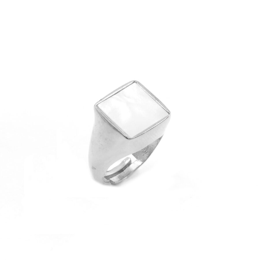 Anello Chevalier in argento 925 con madreperla bianca quadrata – Rodiato