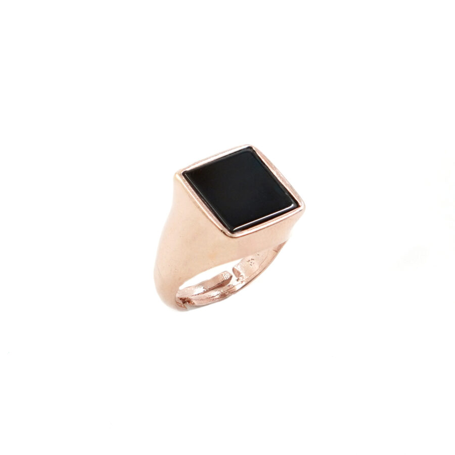 Anello Chevalier in argento 925 con agata nera quadrata – Rosato