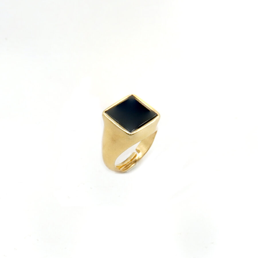 Anello Chevalier in argento 925 con agata nera quadrata – Dorato