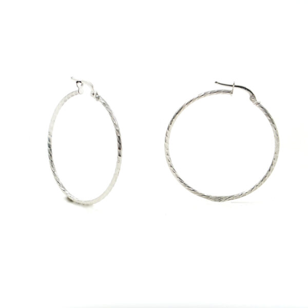 Orecchini cerchio rigati in argento 925 a baionetta 35mm – Rodiato