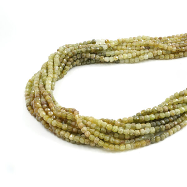 Granato verde fili sfaccettati cubi 4mm