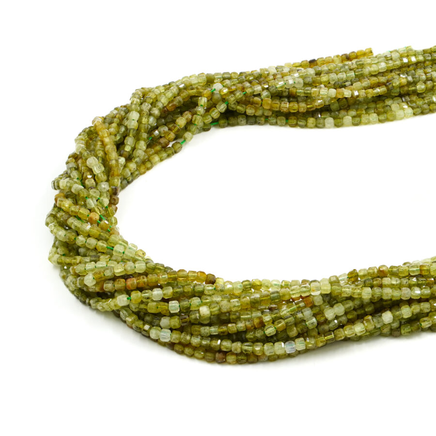 Granato verde fili cubi sfaccettati 3mm