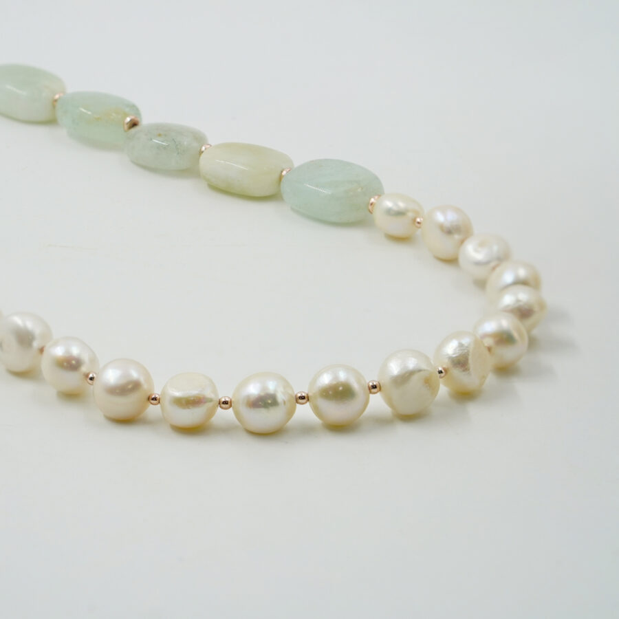 Collana con perla, acquamarina milk verde, elemento in ottone con zirconi, chiusura in argento – Rosè