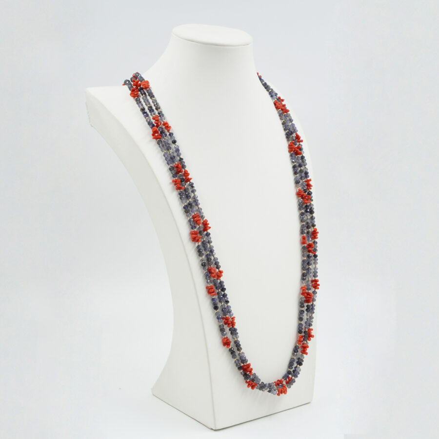 Collana Multifilo con iolite, corallo, chiusura in argento – Dorato