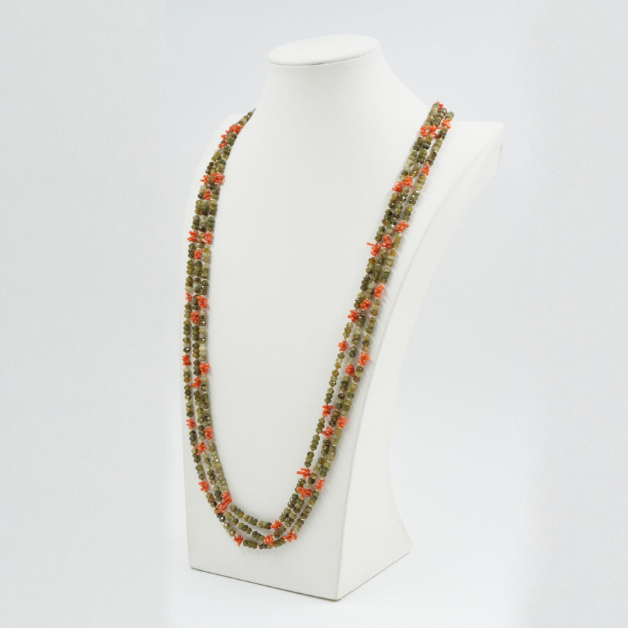 Collana Multifilo con granato verde, corallo Sciacca, chiusura in argento – Dorato