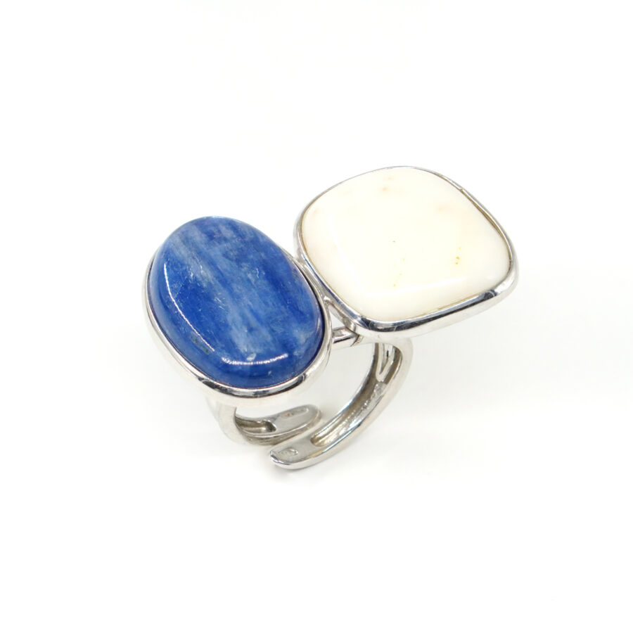 Anello in argento con cianite, corallo bianco - Rodiato