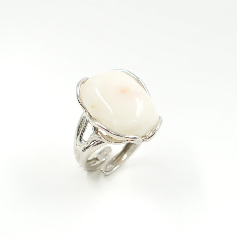 Anello in argento con corallo bianco – Rodiato
