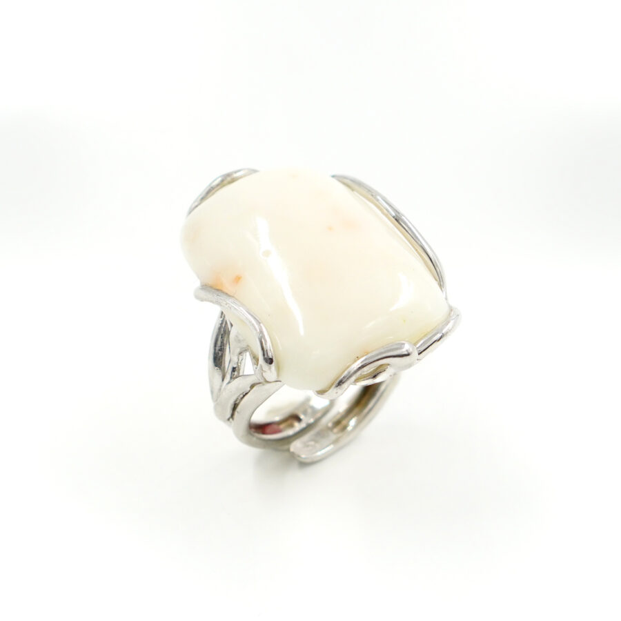 Anello in argento con corallo bianco – Rodiato - immagine 2