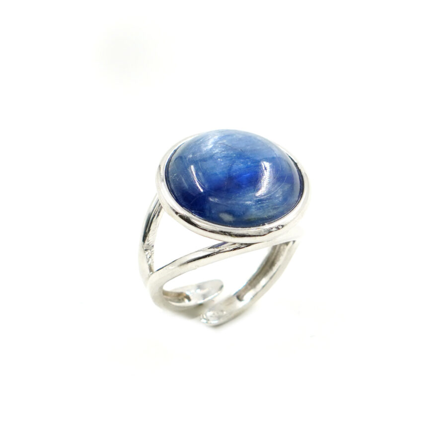 Anello in argento con cabochon di cianite tondo – Rodiato