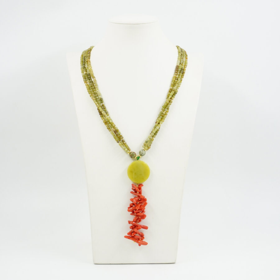 Collana Multifilo con granato verde, giada, corallo rosso, chiusura in argento – Dorato