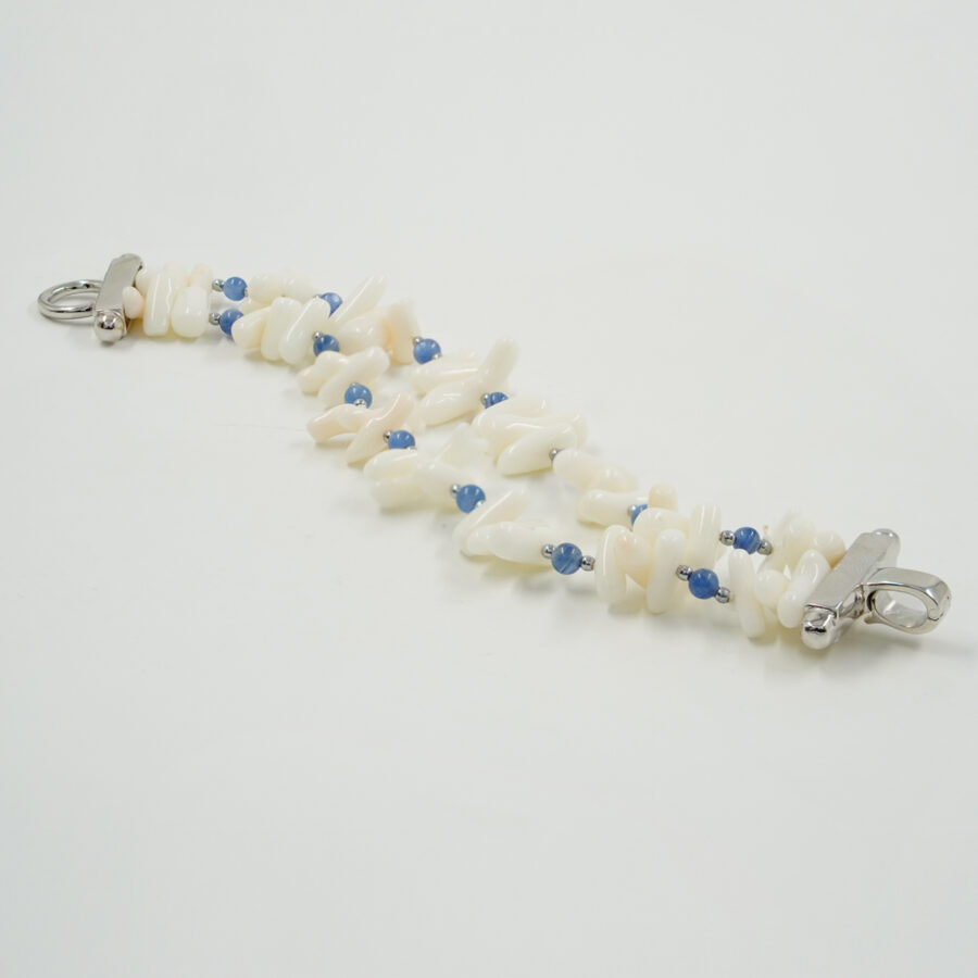 Bracciale Multifilo con corallo bianco, cianite, chiusura in argento – Rodiato
