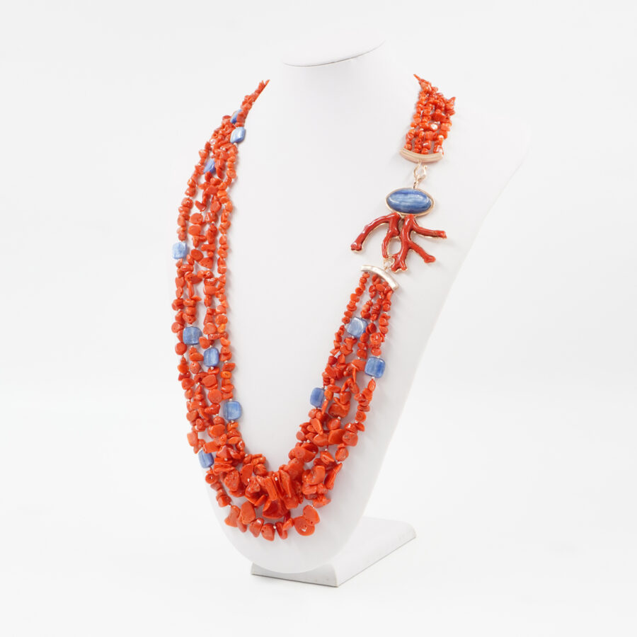 Collana Multifilo con scaglie di corallo, cianite, chiusura in argento montata con ramo di corallo e cianite – Rosè