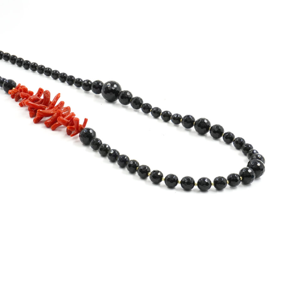 Collana con agata nera a gradazione, corallo, ematite, chiusura in argento – Dorato