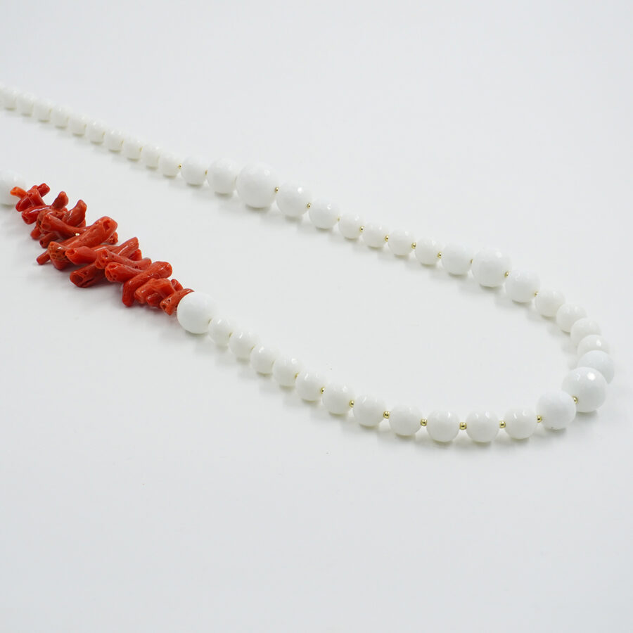 Collana con agata bianca a gradazione, corallo, ematite, chiusura in argento – Dorato