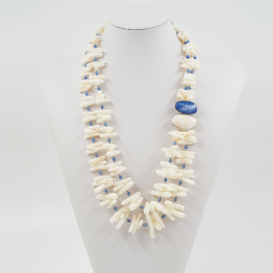 Collana Multifilo con corallo bianco, cianite, centrale in argento montata con corallo bianco e cianite – Rodiato