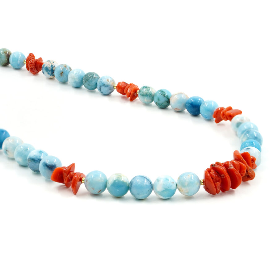 Collana con larimar, corallo, ematite, chiusura in argento – Dorato