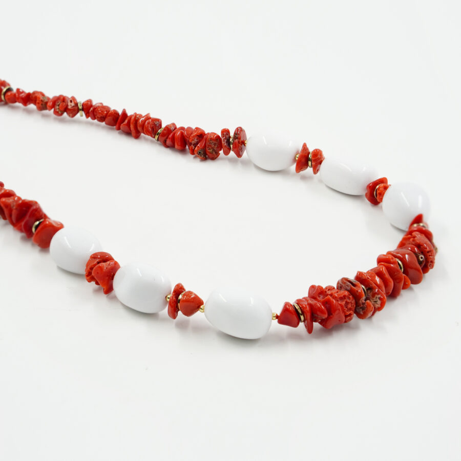 Collana con chips di corallo, agata bianca naturale, ematite e chiusura in argento - Dorato