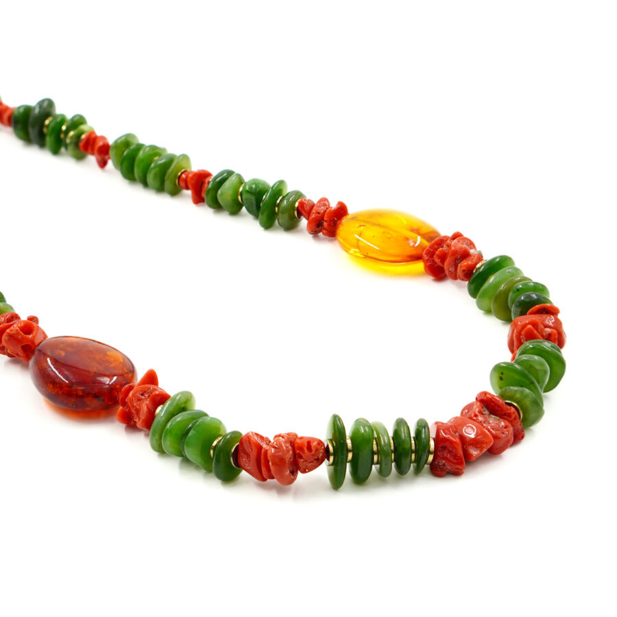 Collana con giada canadese, corallo, ambra, chiusura in argento – Dorato