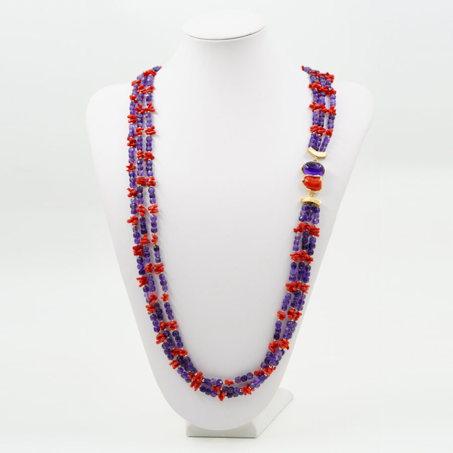 Collana Multifilo con ametista, corallo, centrale montato in argento con corallo e ametista, chiusura in argento – Dorato