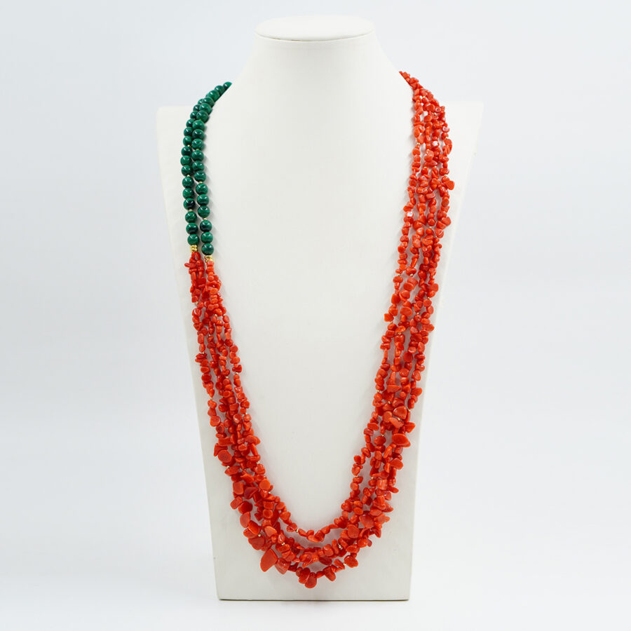 Collana Multifilo con malachite, corallo mediterraneo a scaglie, chiusura in argento – Dorato