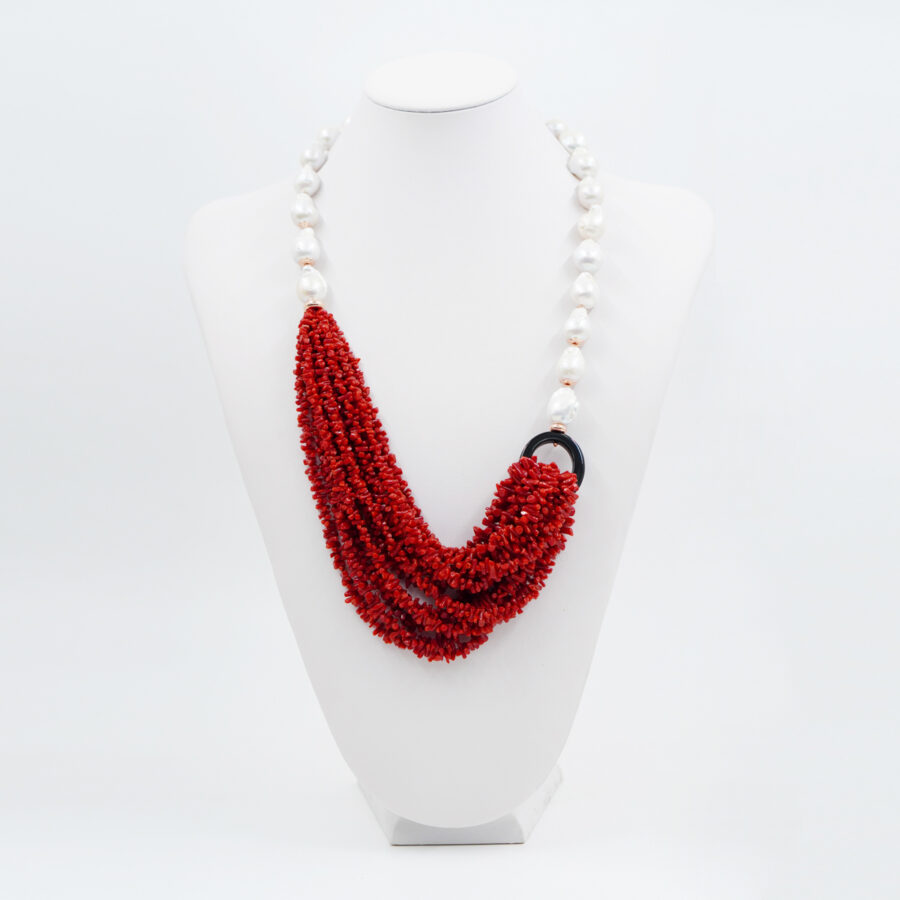 Collana con perle barocche, corallo, agata nera, chiusura in argento – Rosè